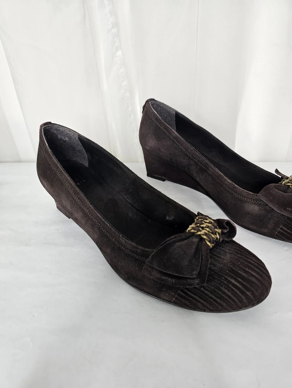 Stuart Weitzman Frobozzie Brown Cola Suede Pleated Wedge Pumps Preppy 90s 8.5 - Picture 2 of 13